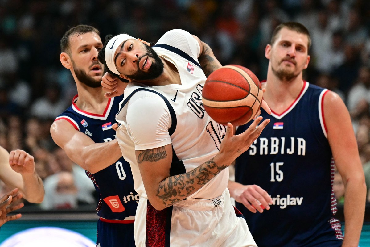 Anthony Davis, dos Mavericks, realiza cirurgia após jogar com retina descolada