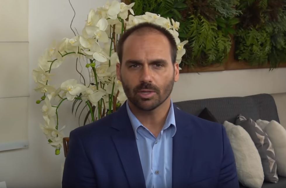Eduardo Bolsonaro critica Moraes e sugere que STF pode resolver tarifas dos EUA