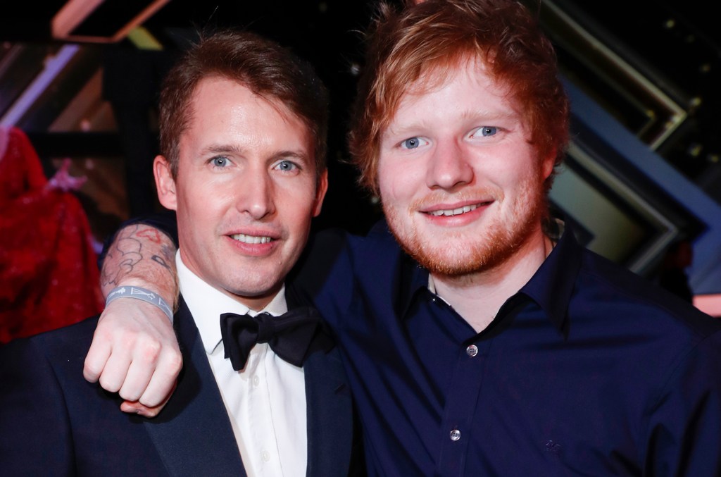 Ed Sheeran se emociona ao se apresentar com seu ídolo James Blunt no palco