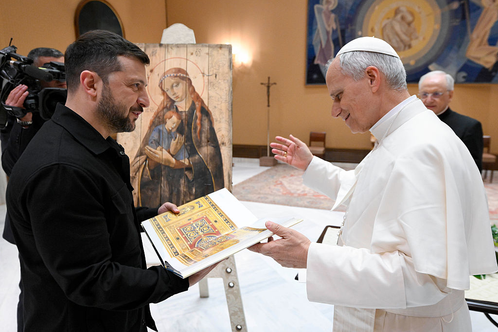 Pope Leo XIV recebe presente simbólico de Zelenskyy em busca de paz na Ucrânia