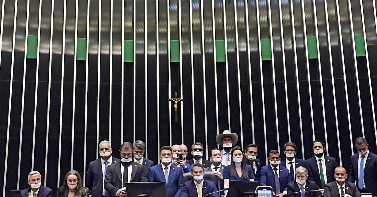 Deputados protestam na Câmara com esparadrapo na boca em apoio a Bolsonaro