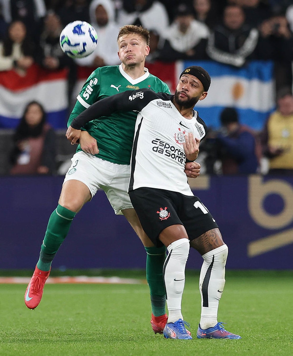 Memphis provoca diretoria do Corinthians ao comemorar gol com ironia