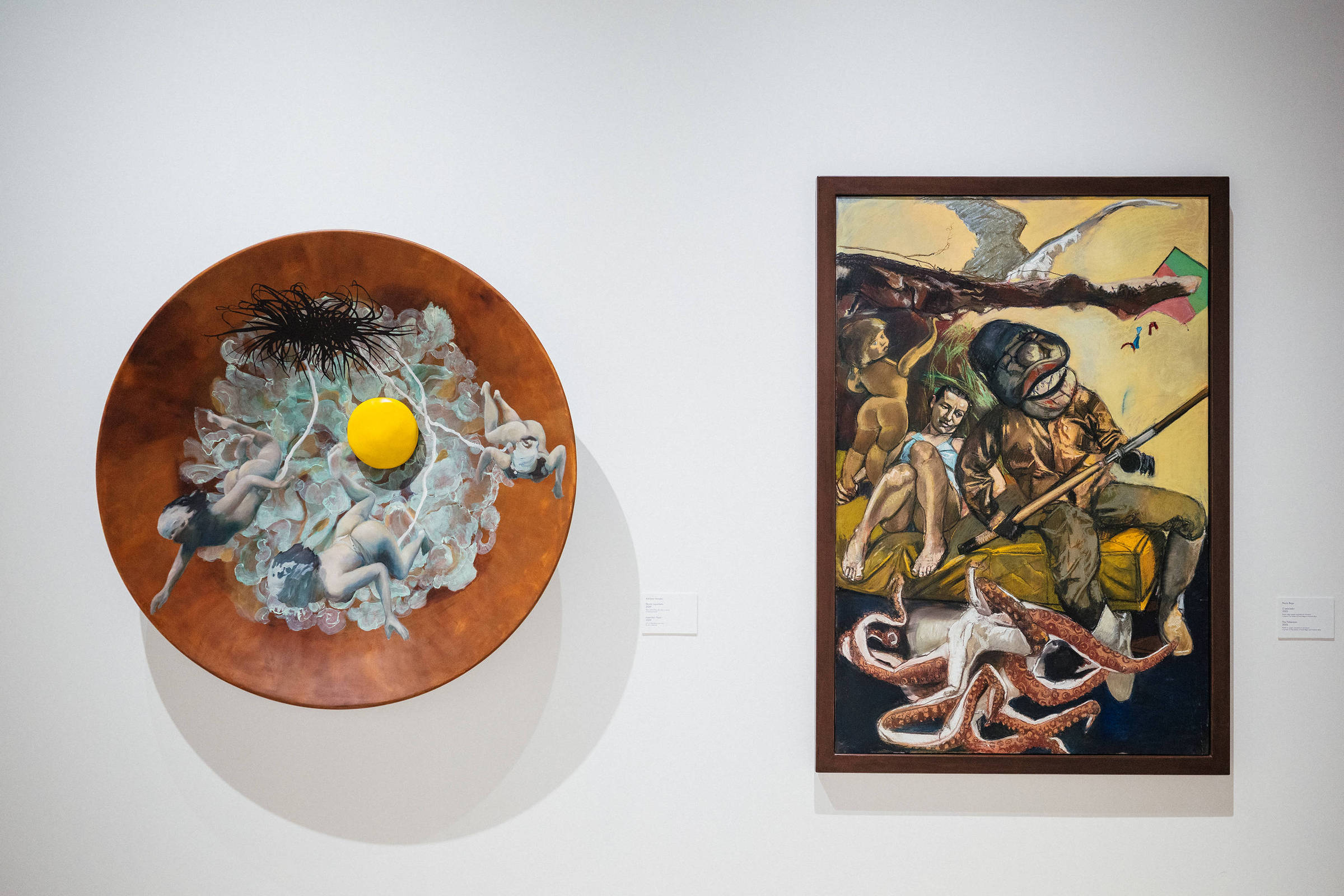 Vista da exposição com obra de Adriana Varejão, à esquerda, e Paula Rego, à direita, no Centro de Arte Moderna Gulbenkian, em Lisboa (Foto: Artur Miranda Machado/Divulgação)