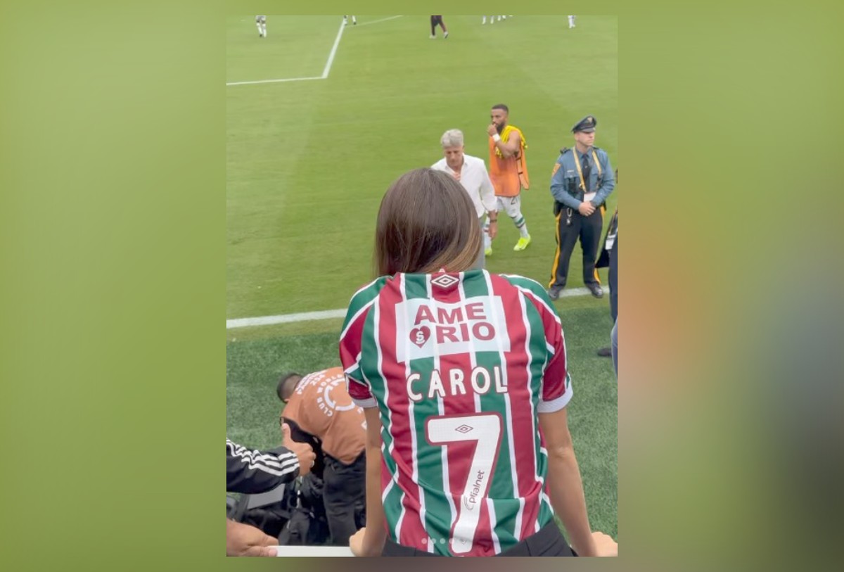 Renato Gaúcho interrompe saudação para abraçar filha durante jogo do Fluminense