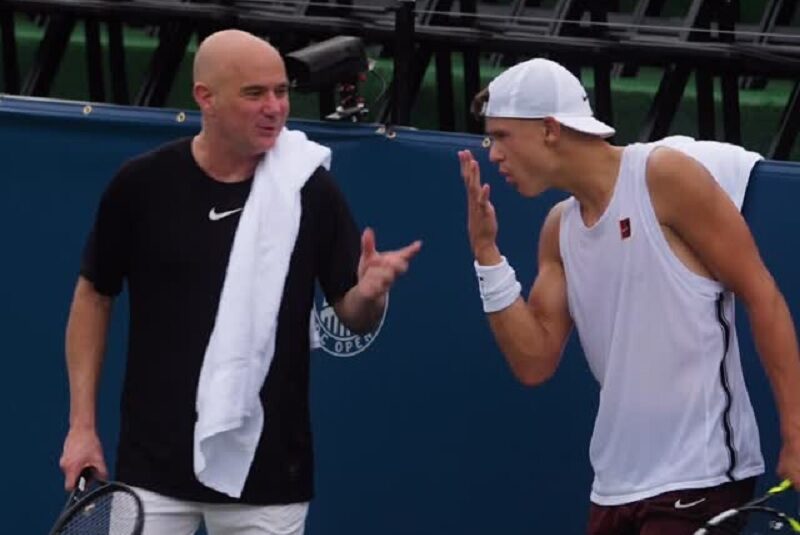 Rune celebra colaboração inspiradora com Agassi no mundo do tênis