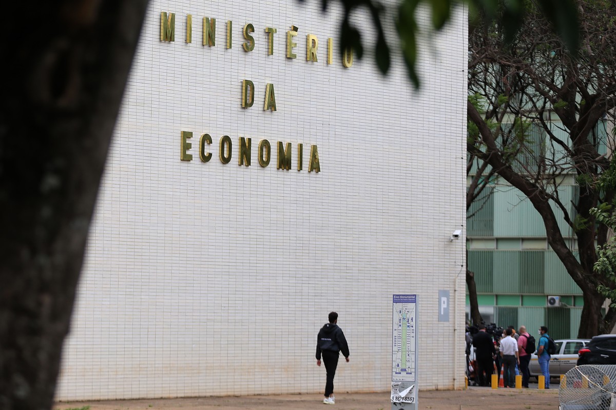 Cortes orçamentários impactam agências reguladoras, INSS e universidades no Brasil