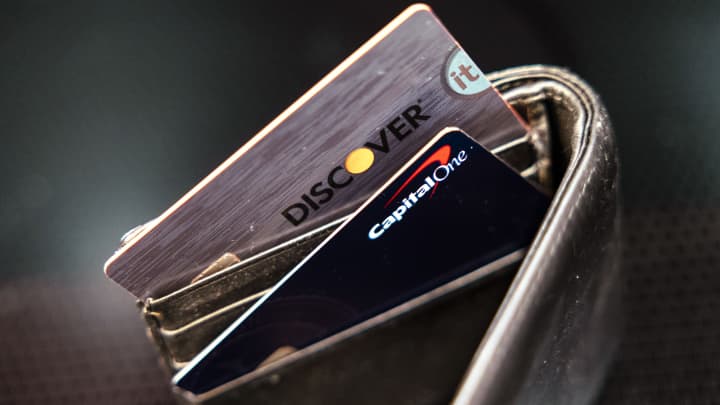 Capital One e cartões de crédito Discover organizados em Germantown, Nova York, EUA, na terça-feira, 20 de fevereiro de 2024. (Foto: Angus Mordant | Bloomberg | Getty Images)
