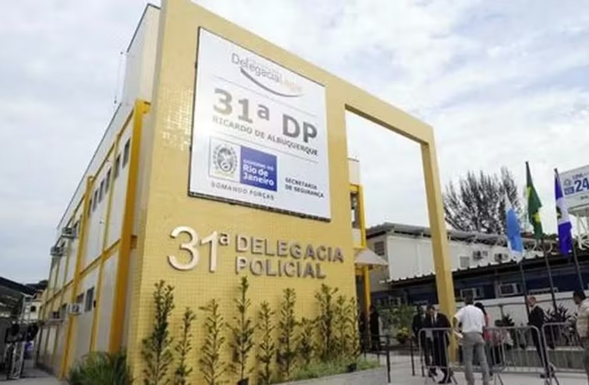 Fcahada da delegacia em Ricardo de Albuquerque (Foto: Reprodução)