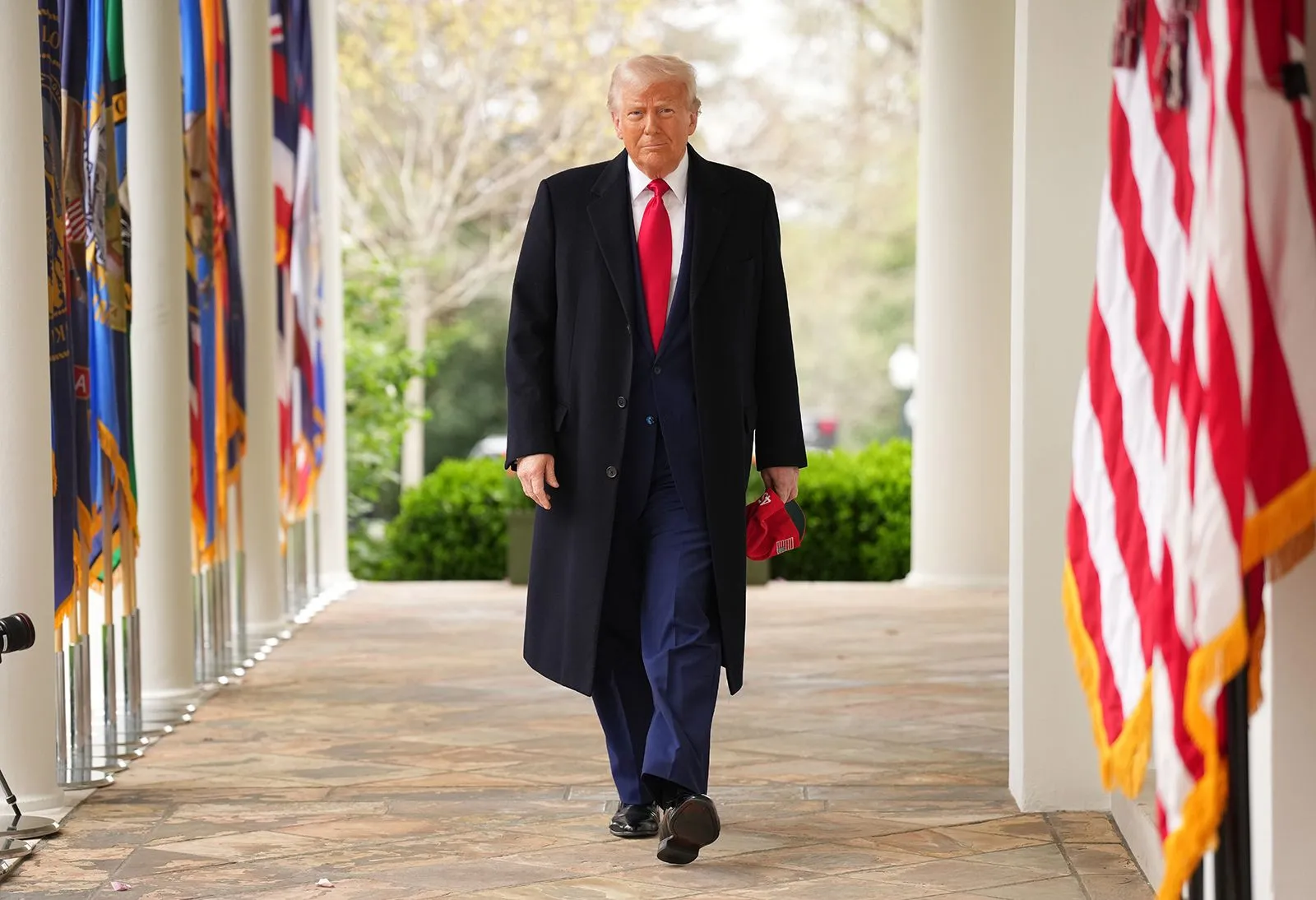 Trump enfrenta desafios para consolidar seu poder em meio a crises internas e externas