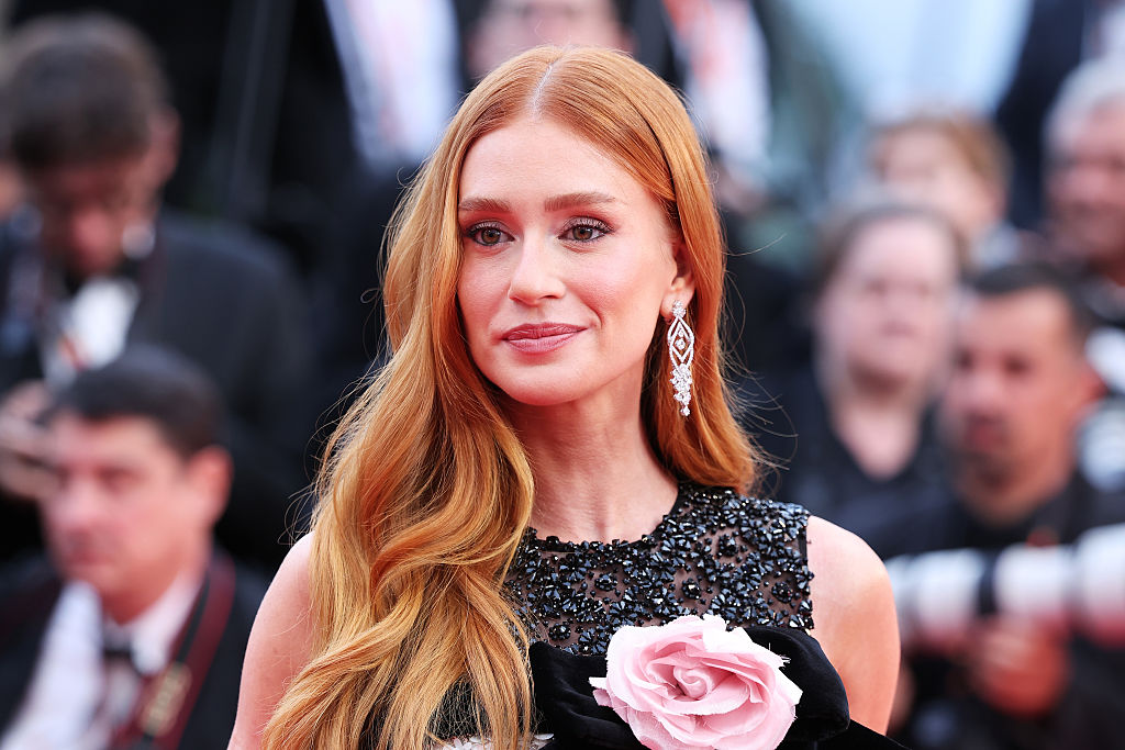 Estrelas desfilam em Cannes com tons claros e cortes românticos na moda