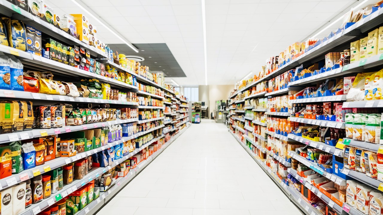 Supermercados oferecem produtos que ajudam a economizar nas compras do mês
