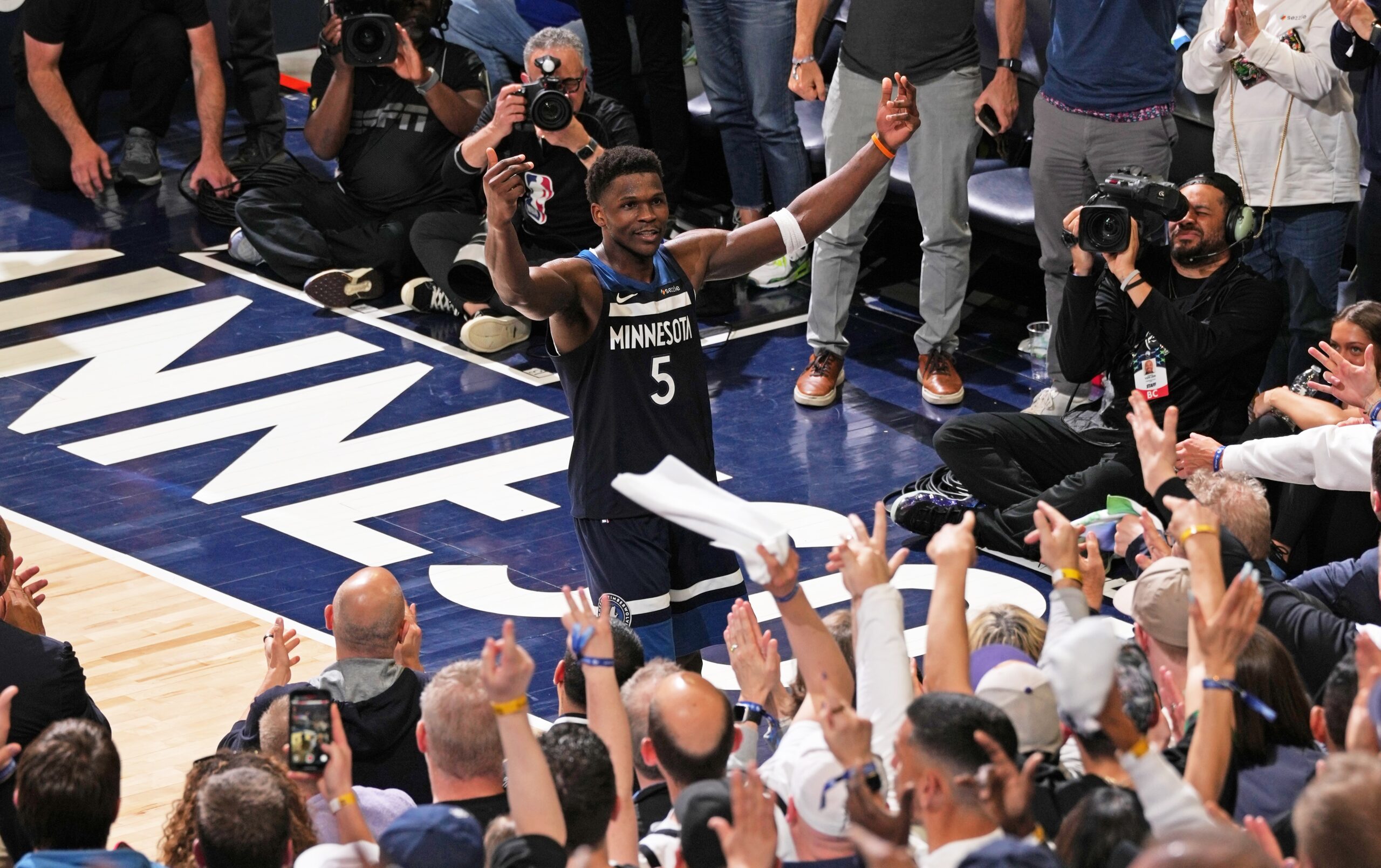 LeBron James busca a cesta durante confronto entre Lakers e Timberwolves (Foto: Kiyoshi Mio - 22.abr.25/Reuters)