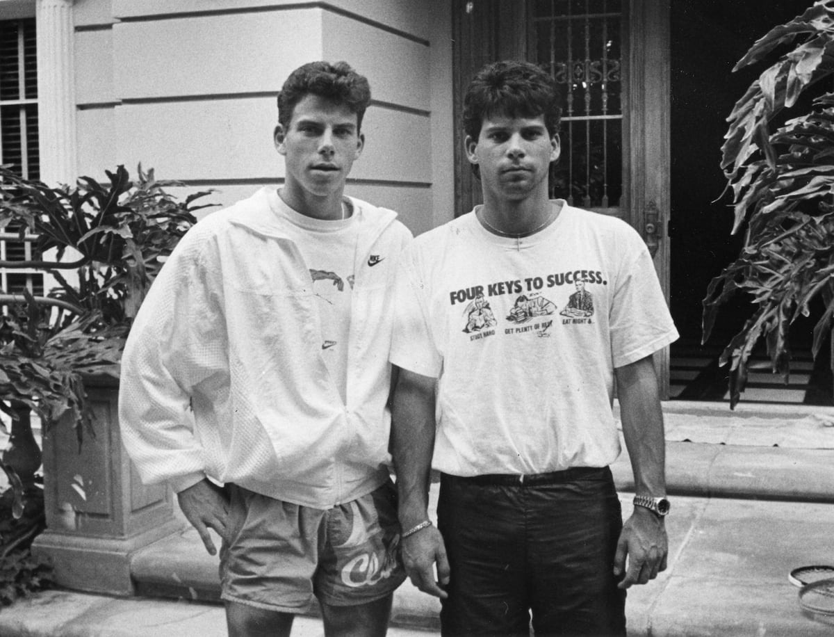 Erik (à esquerda) e Lyle Menendez, em frente à sua casa em Beverly Hills, em novembro de 1989. (Foto: Los Angeles Times via Getty Images)