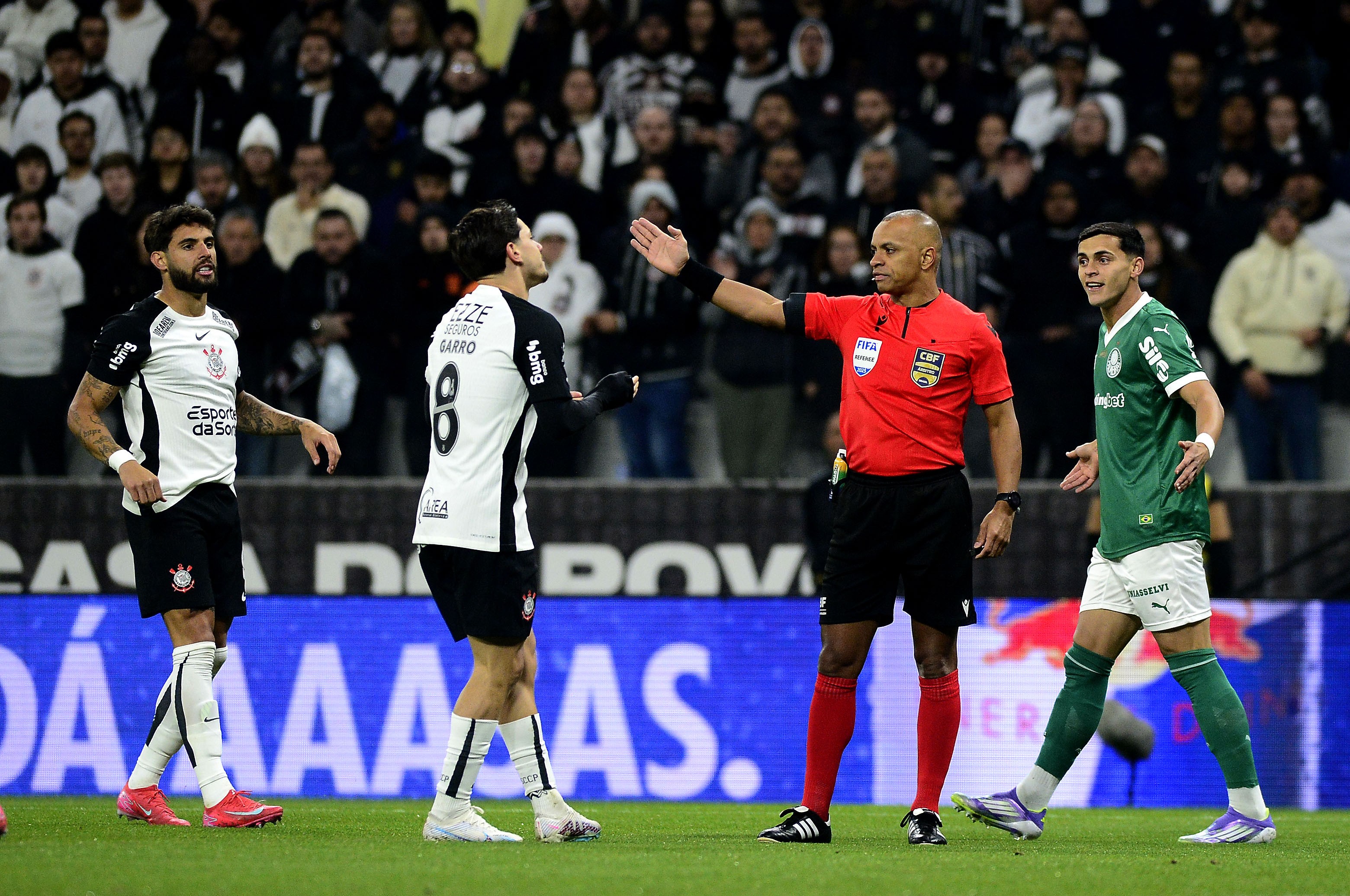 VAR analisa pênalti e anula gol em emocionante clássico do futebol