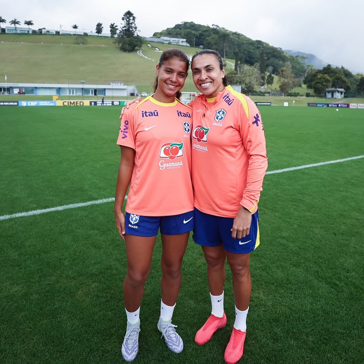 Giovanna Waksman celebra treino com Marta na seleção e realiza sonho de infância