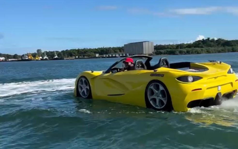 Carro de luxo aquático faz sucesso em praia da Bahia com vídeo impressionante