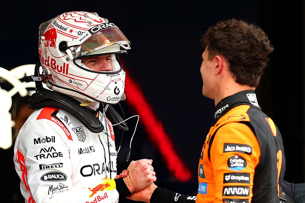 Max Verstappen e Lando Norris se cumprimentam após o Grande Prêmio do Japão da Fórmula 1 de 2025 (Foto: Andy Hone/LAT Images)