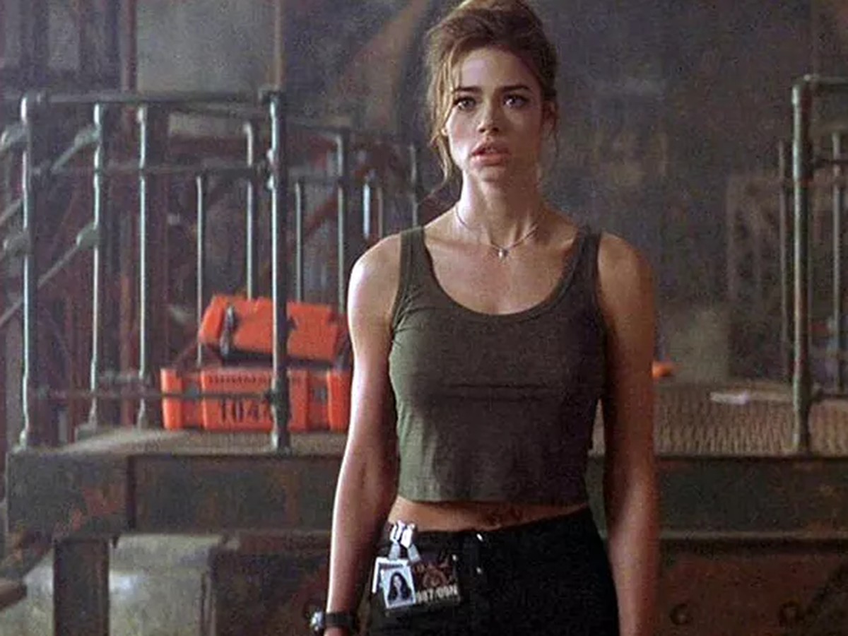 Denise Richards denuncia ex-marido por agressão e relata temor por sua vida