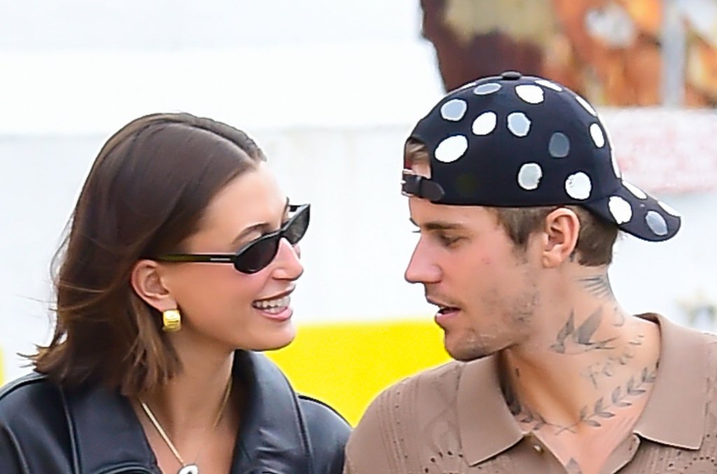 Justin Bieber compartilhou uma foto fofa do filho engatinhando, enquanto a esposa Hailey postou algumas fotos de Páscoa com o primogênito. (Foto: Reprodução)