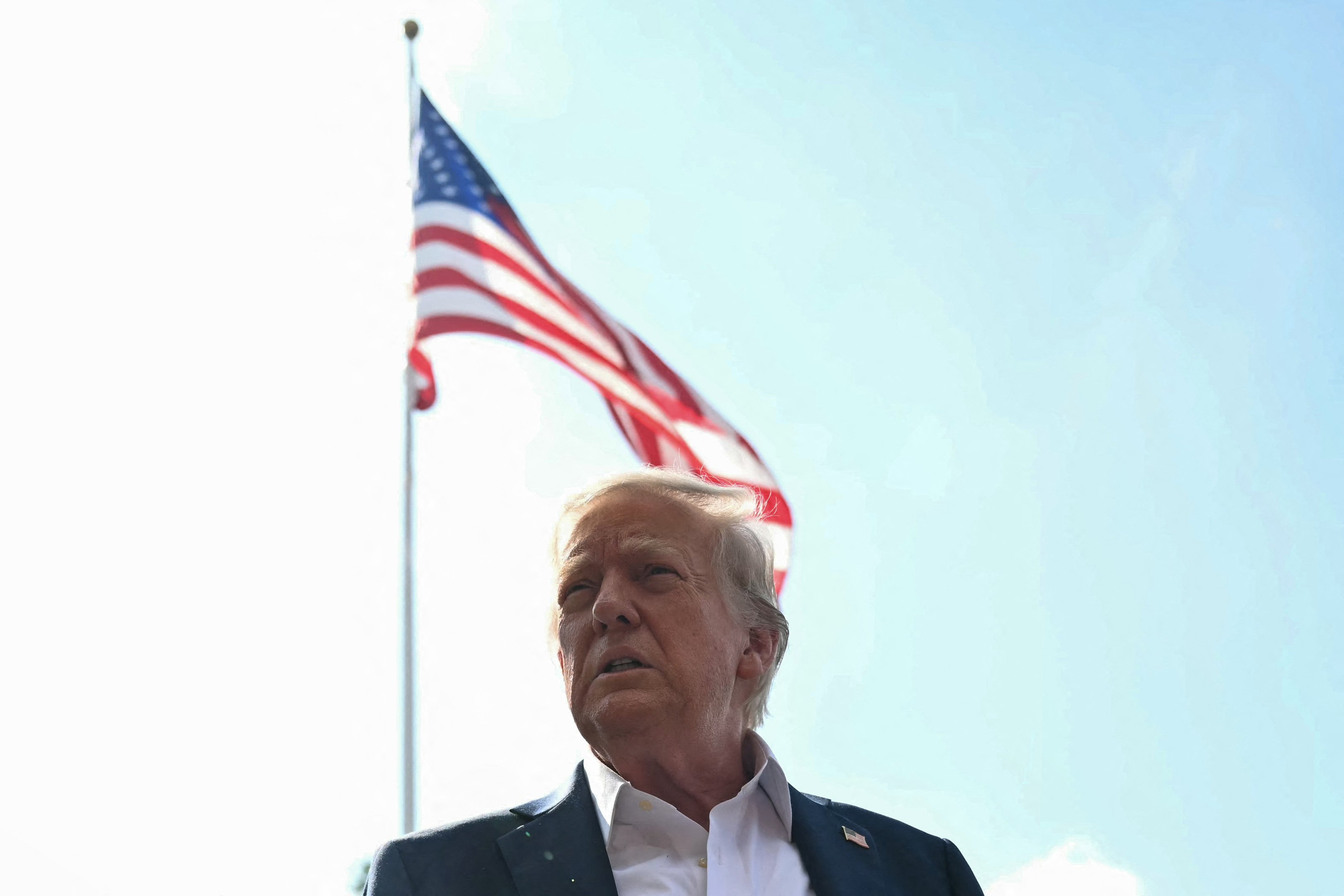 Tarifas de Trump impulsionam onda de memes brasileiros nas redes sociais