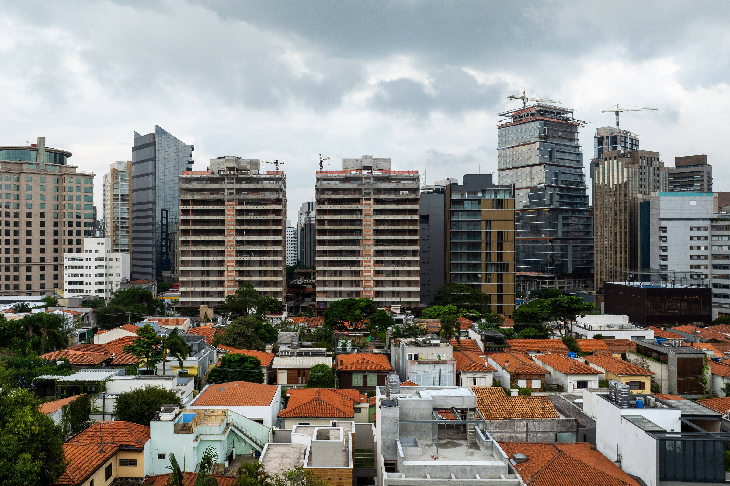 Prédios residenciais em obras na Avenida Santo Amaro, no bairro Vila Nova Conceição, em São Paulo (Foto: Danilo Verpa/Folhapress)