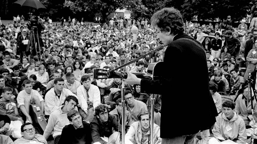Bob Dylan se apresenta no festival de Newport, em Rhode Island, Estados Unidos, em 1964 (Foto: Douglas R. Gilbert/Redferns/Getty Images)