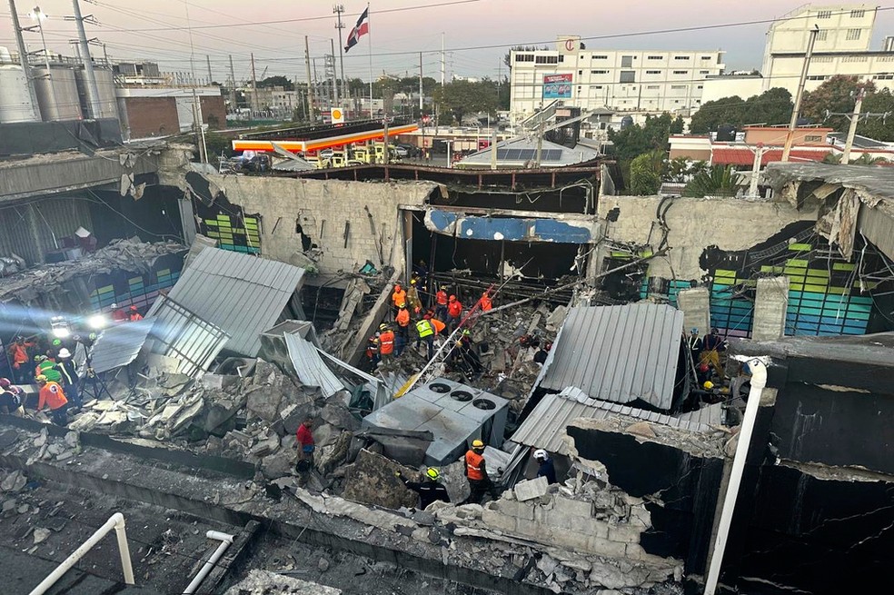 Imagem aérea mostra como ficou a discoteca em Santo Domingo, na República Dominicana, após o teto desabar e deixar mortos, em 8 de abril de 2025. (Foto: Noticias SIN via AP)