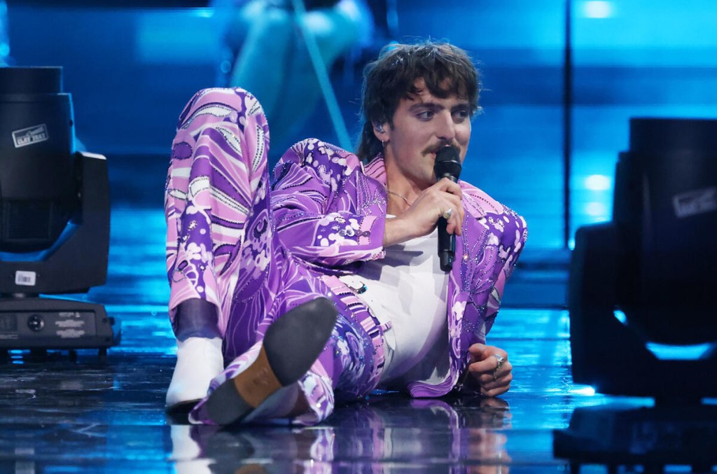 Benson Boone encanta no palco dos American Music Awards com 'Mystical Magical'