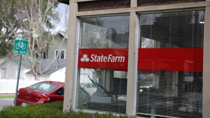 Um logo da State Farm é visto em frente a um escritório de seguros da State Farm em 3 de fevereiro de 2025, em Larkspur, Califórnia. (Foto: Justin Sullivan/Getty Images News)
