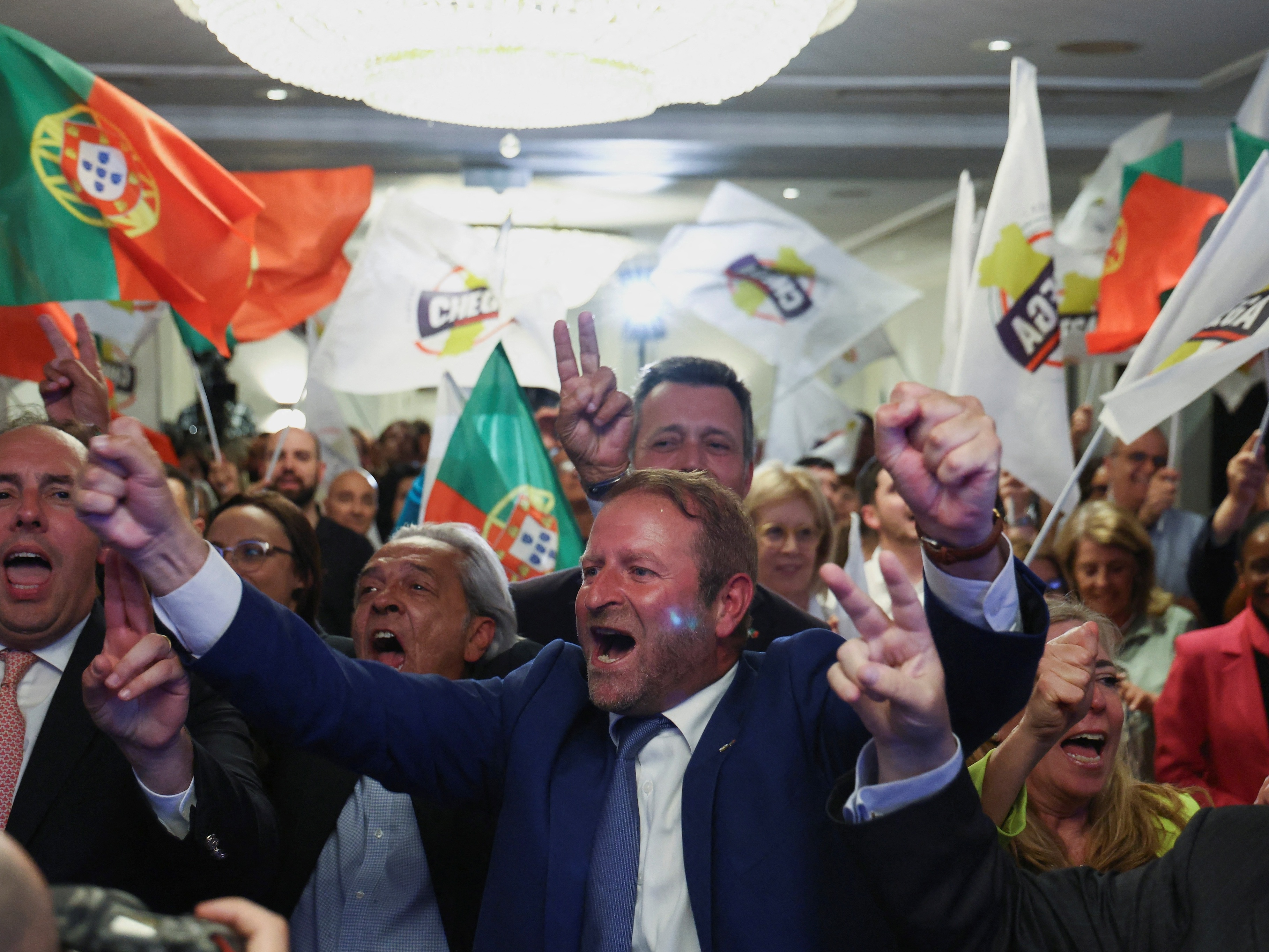 Extrema direita recua em eleições globais, mas mantém influência significativa