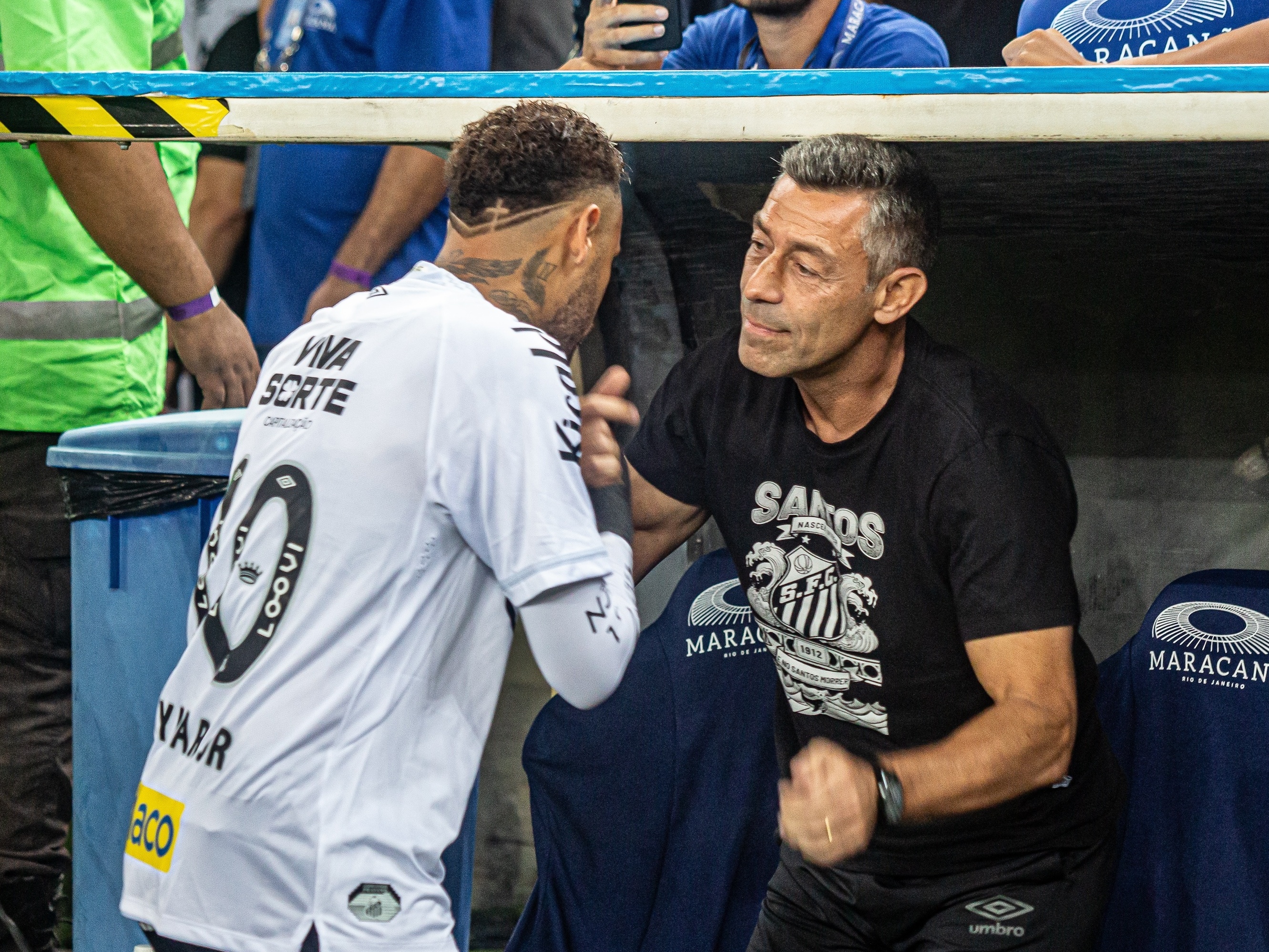 Pedro Caixinha e Neymar, em Fluminense x Santos (Foto: MAURO SILVA/MYPHOTO PRESS/ESTADÃO CONTEÚDO)