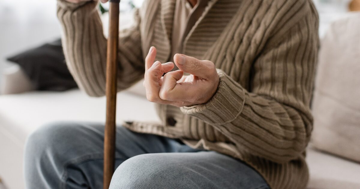 No início, o Parkinson se manifesta a partir de tremores, lentidão de movimentos e rigidez muscular (Foto: Lightfield Studios/Adobe Stock)