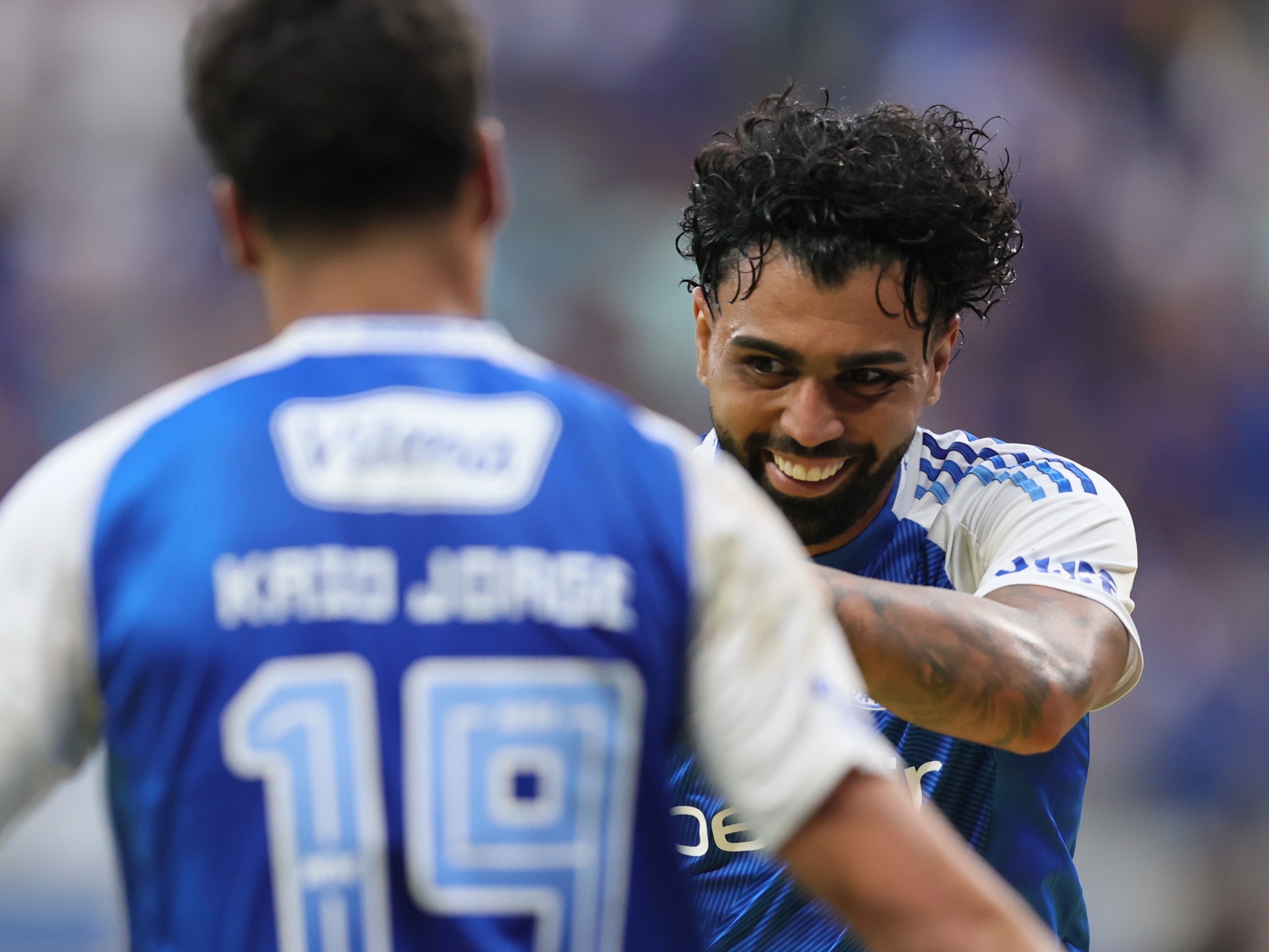 Cruzeiro brilha em campo azul e se mantém na liderança do Brasileiro