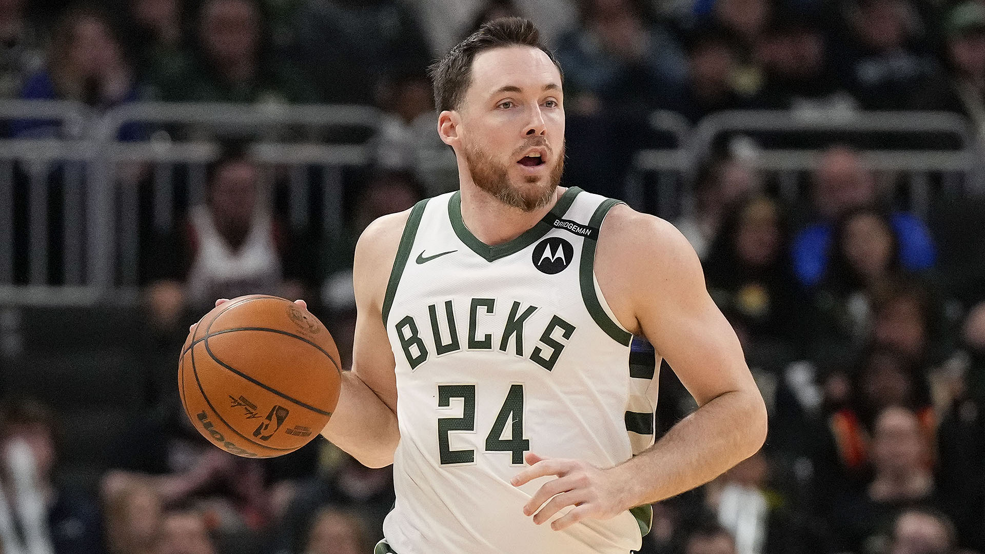 Bucks negociam Pat Connaughton com os Hornets em nova troca na NBA
