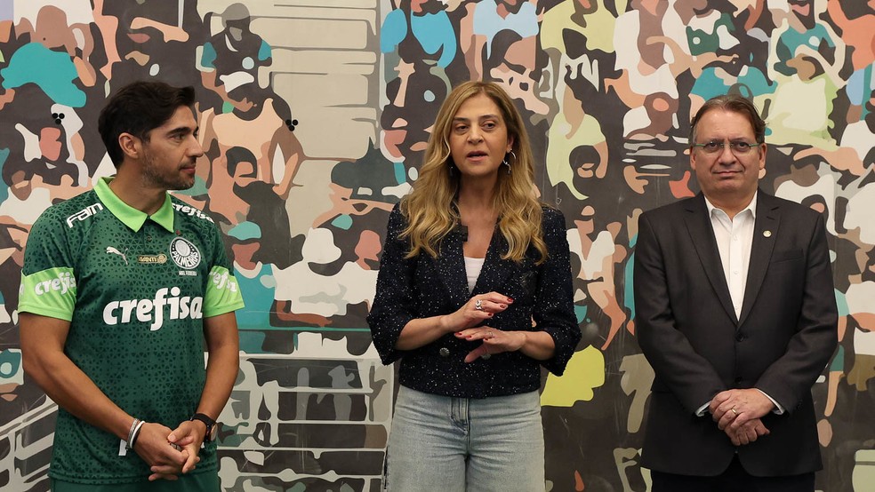 Abel Ferreira, a presidente Leila Pereira e o vice Paulo Buosi (Foto: Cesar Greco)