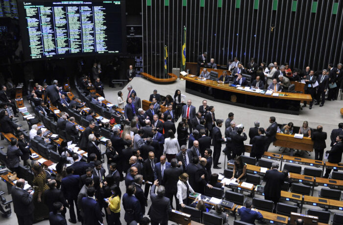 Projeto de lei isenta remessas de entidades religiosas do Imposto de Renda para assistência social