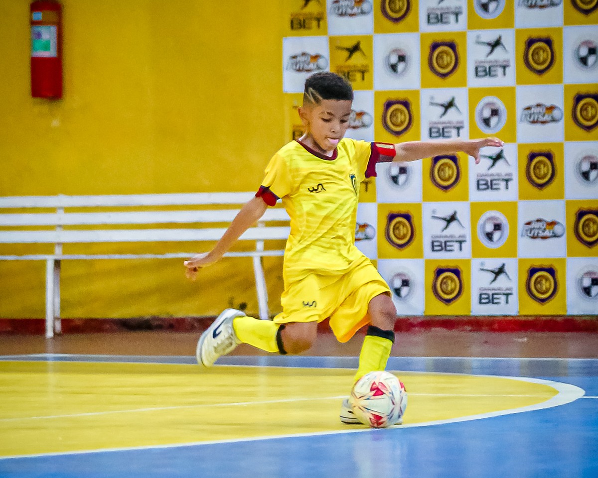 Futebol de base na Zona Norte do Rio se sustenta com rifas e doações