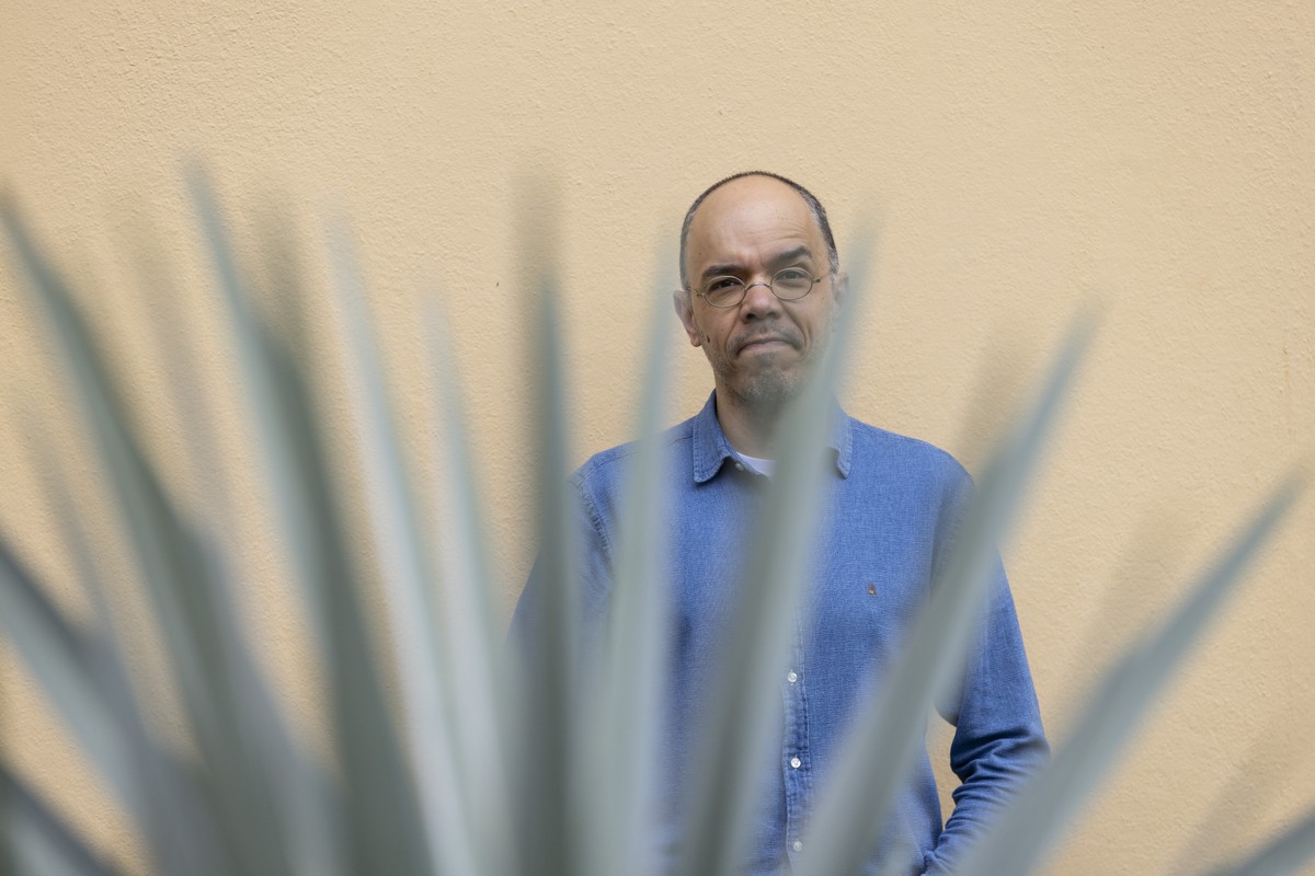 Caetano Galindo lança 'Na ponta da língua' e desafia o conceito de idioma puro