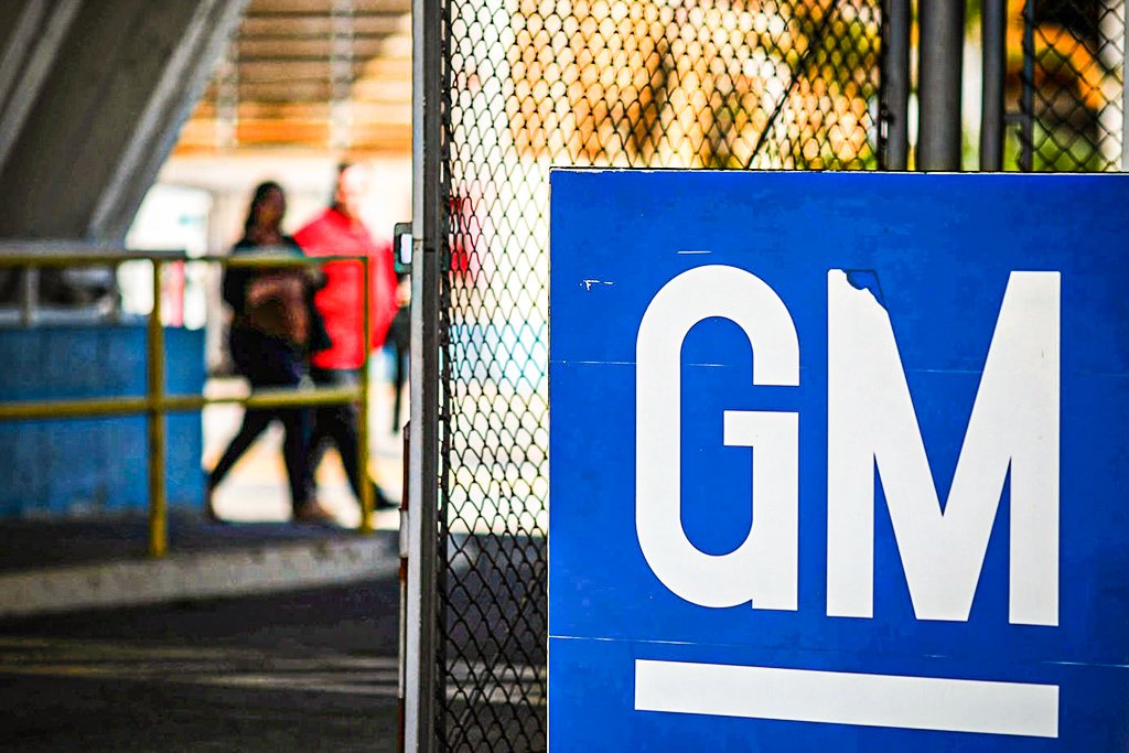 GM investe US$ 4 bilhões para aumentar produção de picapes e SUVs a gasolina nos EUA