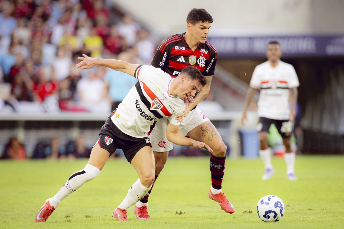 Flamengo informa que Ayrton Lucas passará por cirurgia na perna esquerda