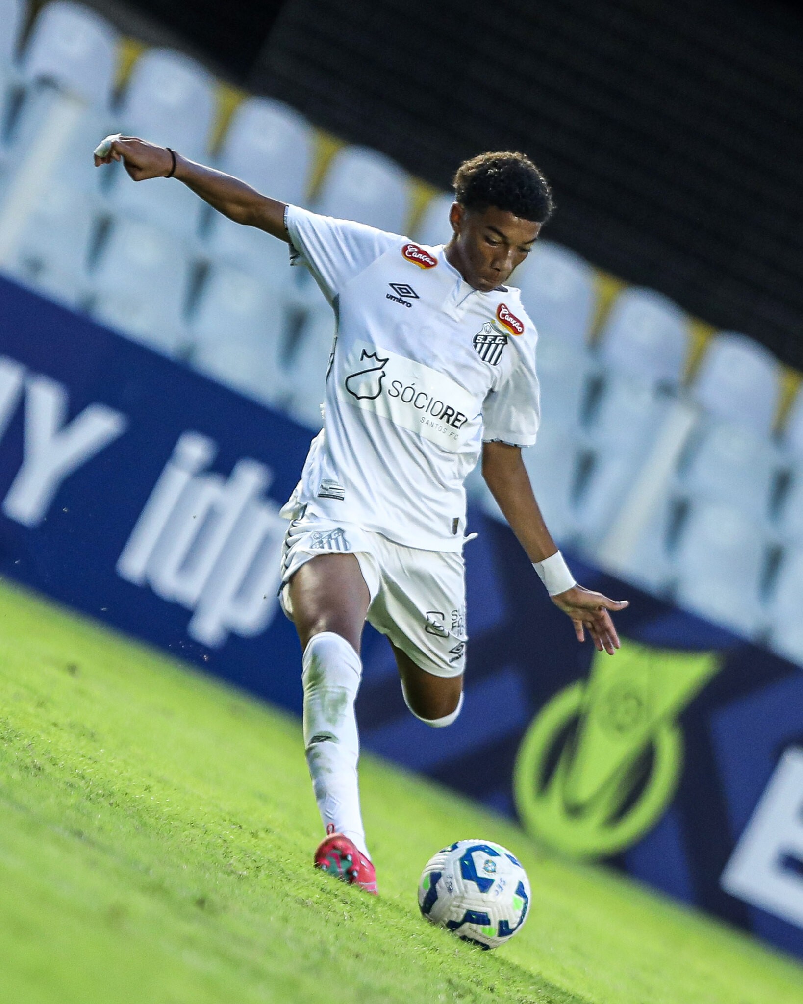Santos registra filho de Robinho e mais nove jovens da base na Série A
