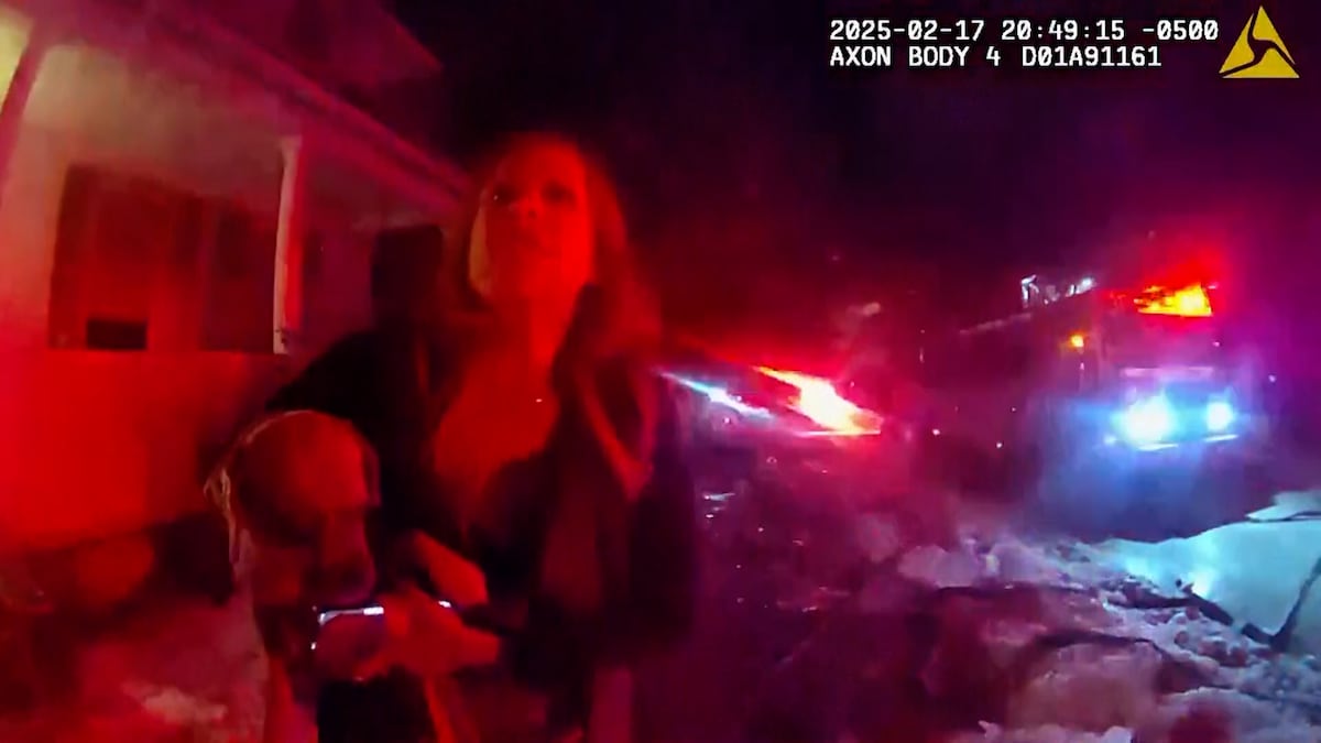 Kimberly Sullivan, durante a intervenção dos bombeiros em sua casa em Waterbury (Connecticut), no dia 17 de fevereiro. (Foto: Polícia de Connecticut)