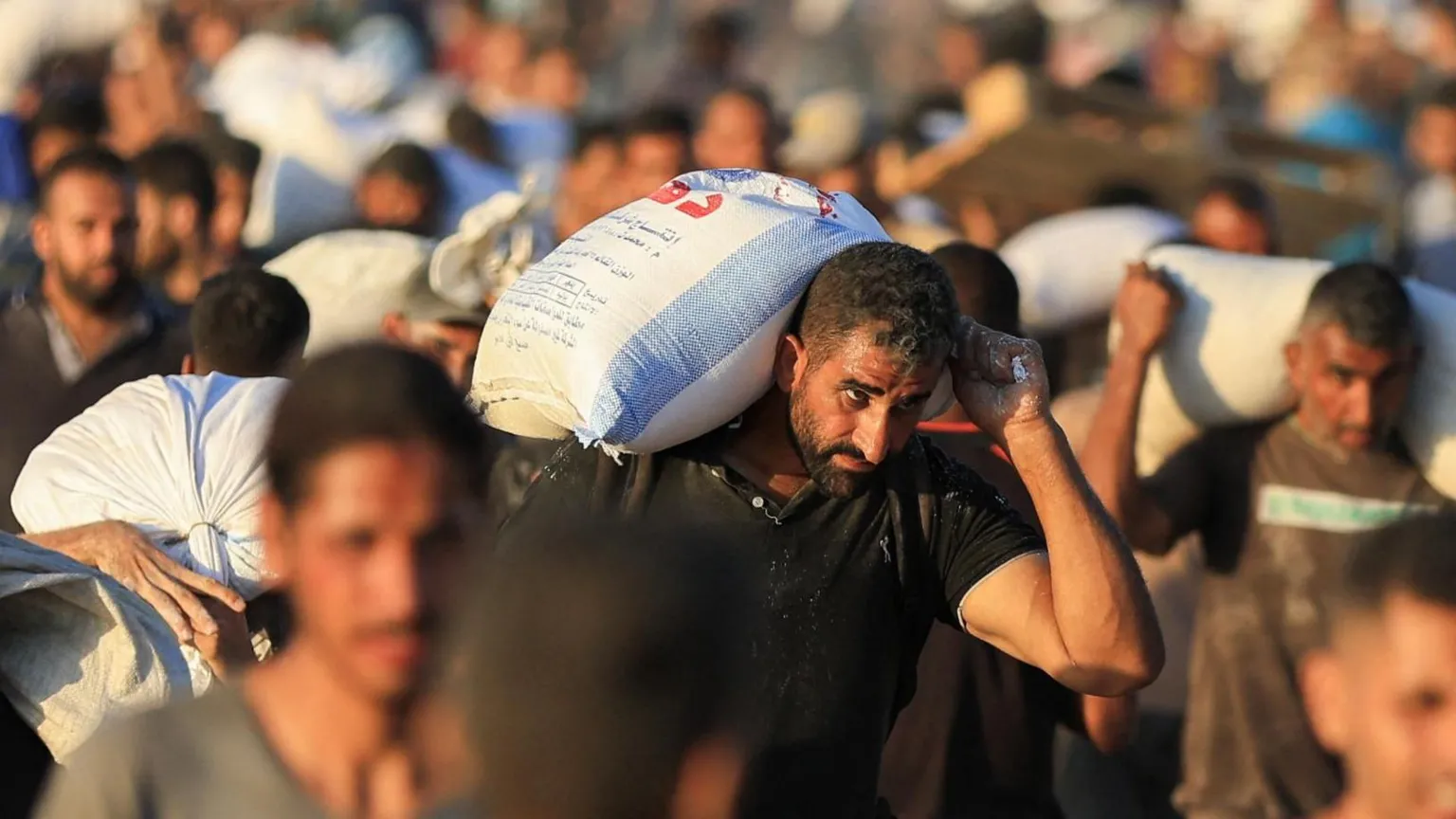 Pelo menos 30 pessoas morrem atingidas por fogo israelense em Gaza enquanto aguardam ajuda
