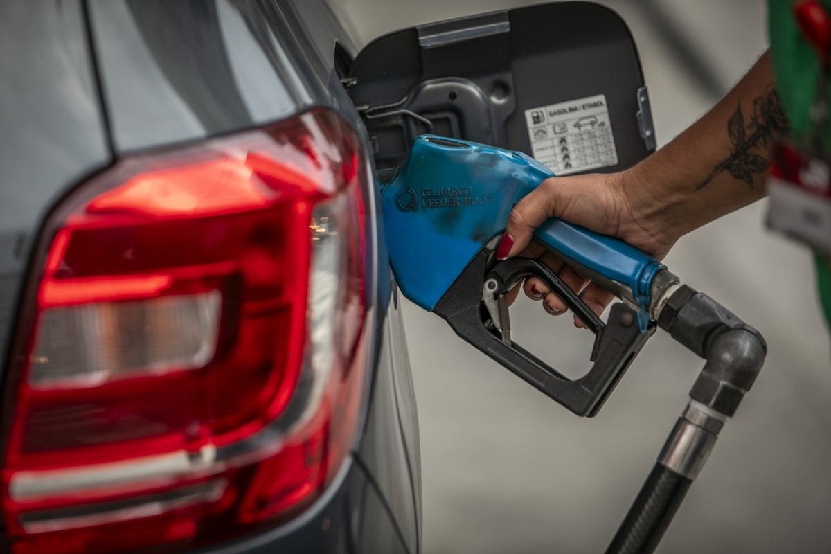 Carro é abastecido com combustível em posto de gasolina. (Foto: Guito Moreto / Agência O Globo)