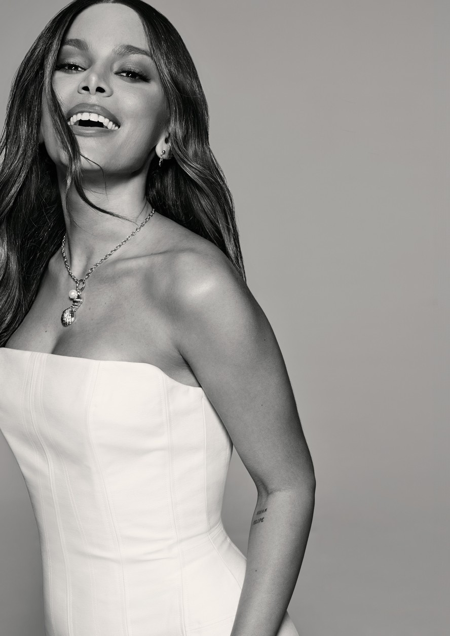 Anitta revela suas dualidades como estrela da nova coleção da H&M