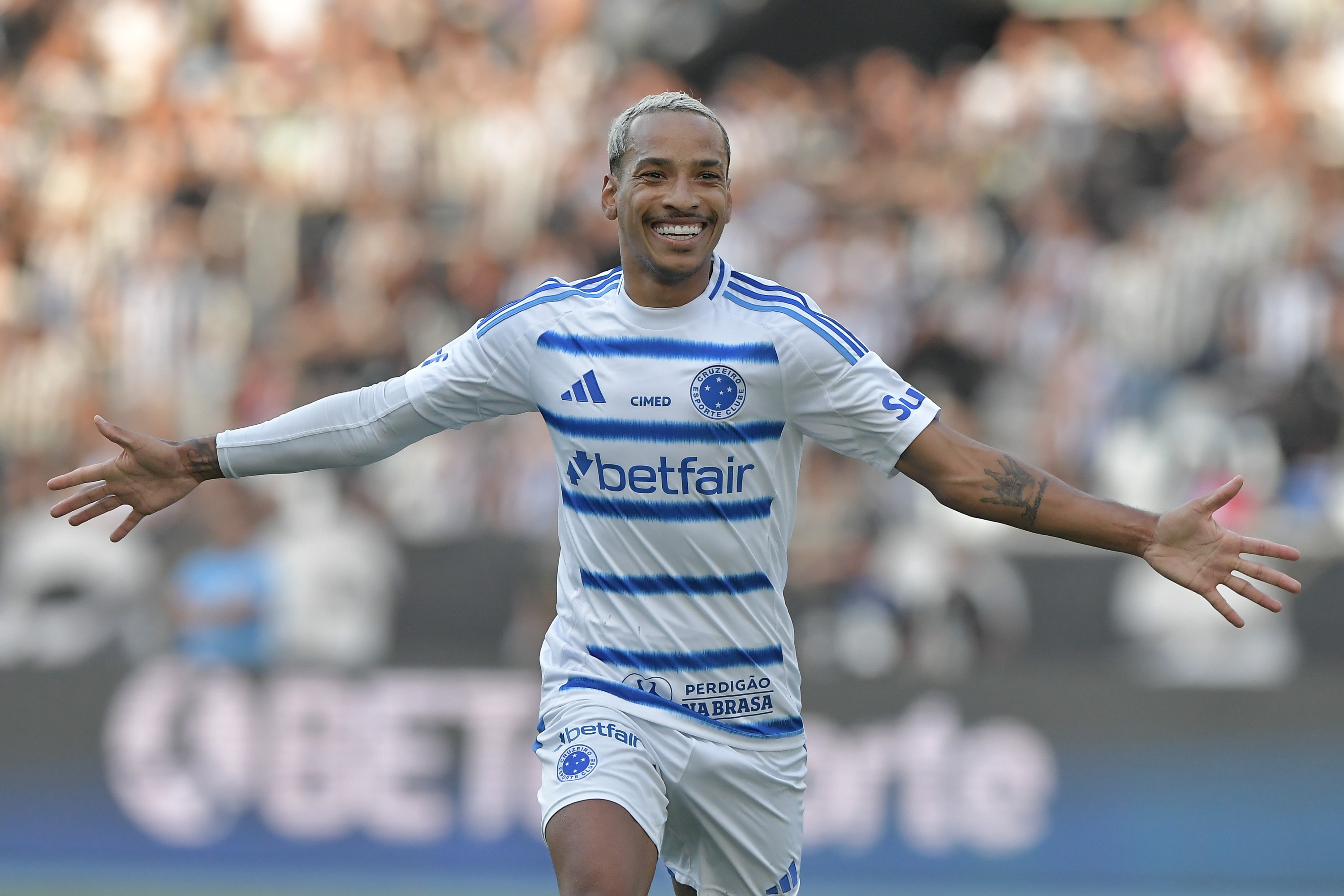 Arrascaeta brilha e Cruzeiro enfrenta 'gelado' em partida emocionante
