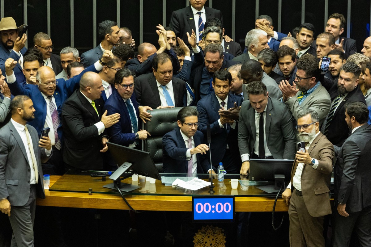 Câmara enfrenta resistência de bolsonaristas e usa Polícia Legislativa para conter obstrução