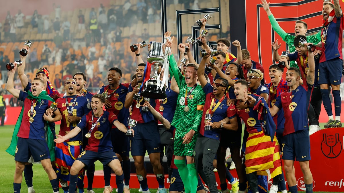 Os jogadores do Barcelona celebram sua vitória na Copa do Rei após ganhar a final do torneio contra o Real Madrid, realizada no sábado no estádio de La Cartuja, em Sevilla. (Foto: EFE/Julio Muñoz)