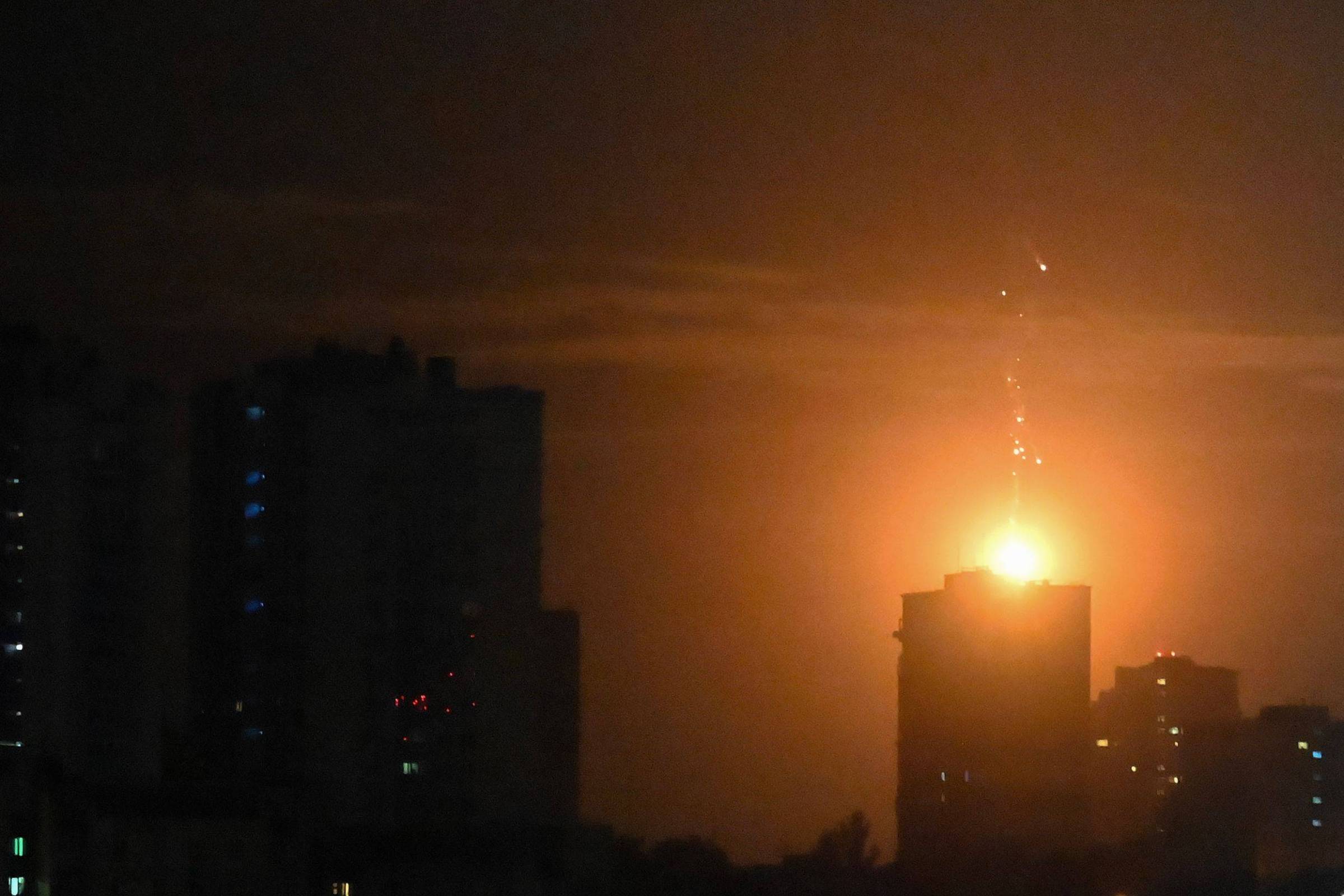 Putin intensifica ofensiva com mega-ataque em Kiev e gera novas explosões