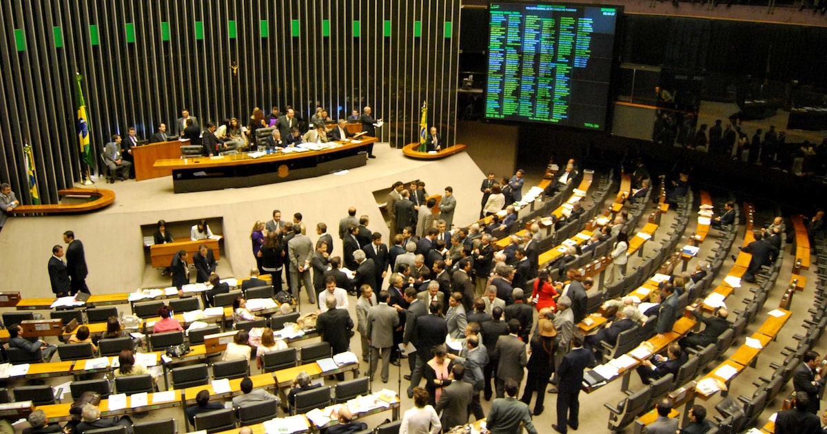 PEC propõe fim da jornada 6x1 e gera debate sobre trabalho e qualidade de vida